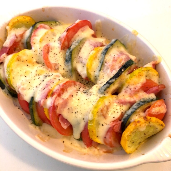 ズッキーニ トマト ベーコンのチーズ重ね焼き レシピ 作り方 By ゆきのえ 楽天レシピ ズッキーニ トマト ベーコンのチーズ重ね焼き レシピ 作り方 By ゆきのえ 楽天レシピ